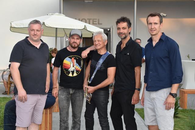 Klaus und Patrick Glavanics begrüßten Austropop-Legende Boris Bukowski mit Band.