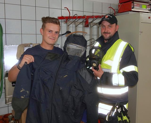 Das Wespen-Team der Feuerwehr Hermagor: Lukas Jank (rechts) und Johannes Rogi (links) mit Schutzanzug und Gesichtsmaske