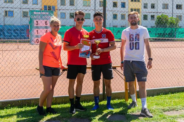 Das Siegerduo Sebastian Paier und Nico Stadlober mit den Organisatoren des TC Mürzzuschlag: Bettina Riegler, Sebastian Paier, Nico Stadlober und Philip Aschenbrenner (v.li.).