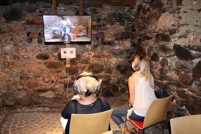 In den Kellerräumen werden die Interviews gezeigt. | Foto: Othmar Kolp