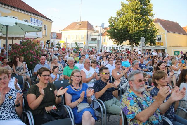 Auf dem vollbesetzten Holzplatz…
