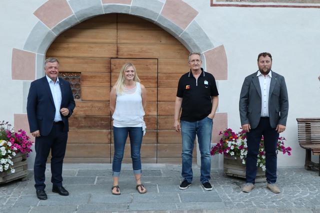 Ausstellungseröffnung im Rechelerhaus in Ladis: LR Bernhard Tilg, Filmemacherin Julia Brunner, Kulturvereinsobmann Armin Klien und Bgm. Florian Klotz (v.l.). | Foto: Othmar Kolp