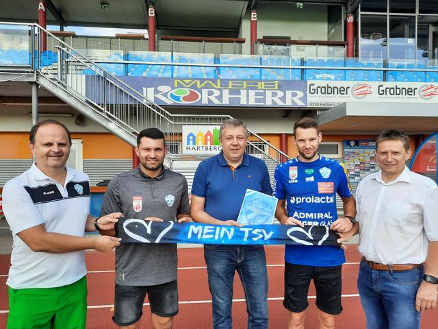 Mit Dario Tadic (2. v. l.) und Thomas Rotter (2. v. r.) verlängerten die beiden einzigen Hartberger der TSV Startelf ihre Verträge.