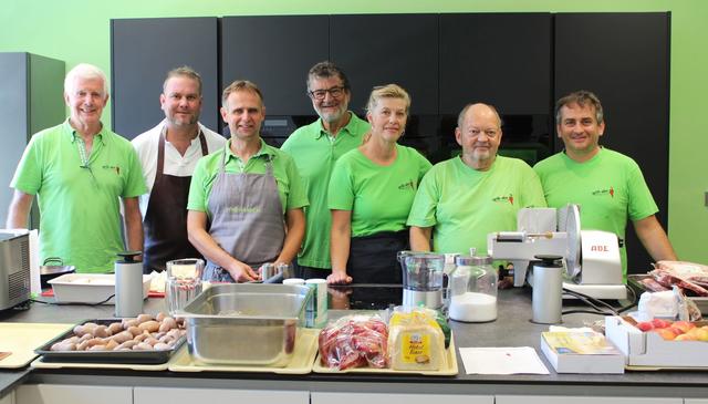 Verein Grill-abc im neuen Vereinsheim in Gasteig: von li.: Karl Berktold, Andreas Huber, Michael Stadler, Obmann Granz Größing, Anni Oberlechner, Luggi Brettbacher, Manfred Benedikt.