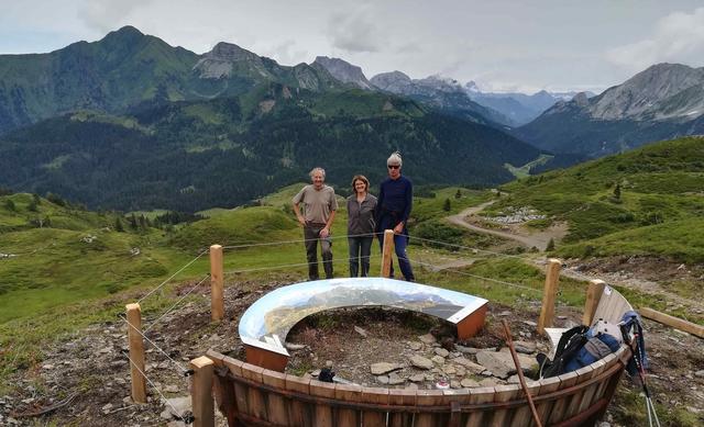 Freiwillige Helfer unterstützten den Geopark um Leiterin Gerlinde Krawanja-Ortner beim Aufbau der Panoramaplätze.