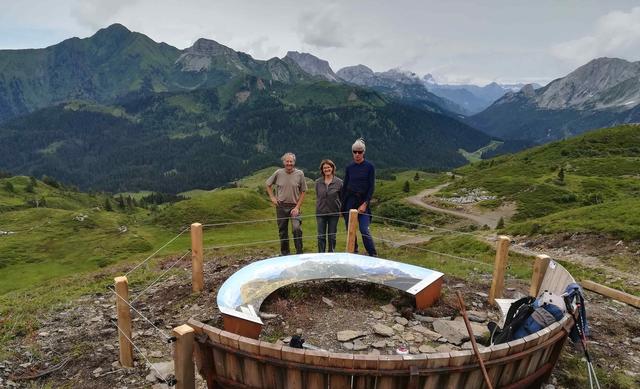 Freiwillige Helfer unterstützten den Geopark um Leiterin Gerlinde Krawanja-Ortner beim Aufbau der Panoramaplätze. | Foto: Geopark Karnische Alpen