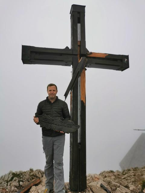 Bürgermeister Christian Hecher vor dem beschädigten Kreuz auf 2.166 Metern Seehöhe | Foto: Privat