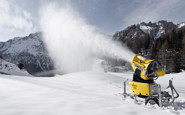 Im kasachischen Skigebiet kommen T40-Propellermaschinen von TechnoAlpin zum Einsatz.