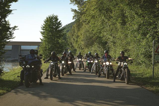 Biker mit weichem Kern bekämpfen Mobbing.