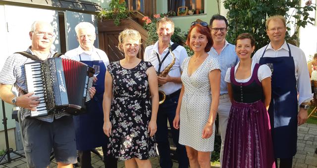 Organisatorin Sigrid Fischer-Kügerl mit Pfarrer Wieland Curth, Kuratorin Martina Frühbeck, StRin Angela Stöckl-Wolkerstorfer, Martin Schneider und Leopold Kernbichler von den Singenden Weinhauern, Michael Pfleger und Robert Tschögl.  | Foto: Pressestelle Baden