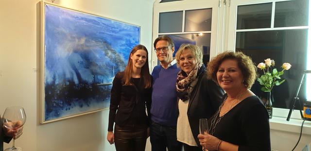 Vernissagegäste vor "Traces in the Air 15" von Marlis Lepicnik (ganz rechts)