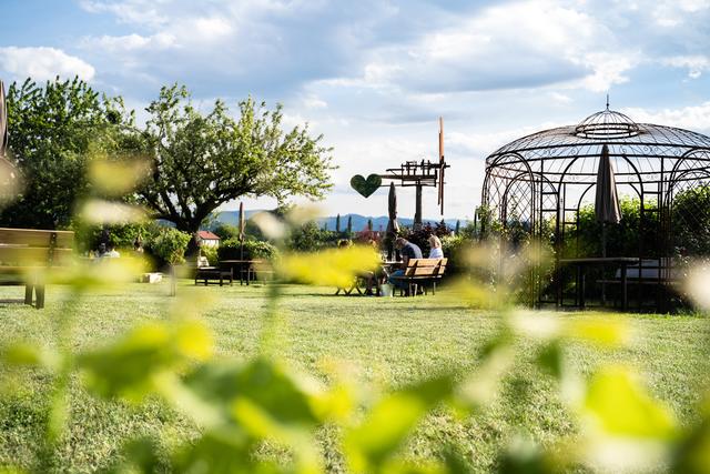 Genießen zwischen Wein und Rosengartl am Rebkogl der Familie Tinnauer. Der Rebkogl am Labitschberg (Gamlitz) bietet 360 Grad Blick in die steirische Weingegend und im einzigartigen Freiluftbuschenschank könnt ihr euch verwöhnen lassen. | Foto: Stefanie Fink