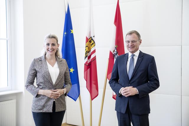 Bundesministerin Christine Aschbacher und Landeshauptmann Thomas Stelzer trafen sich am 10. August 2020 zu einem Arbeitsgespräch. | Foto: Land OÖ/Max Mayrhofer