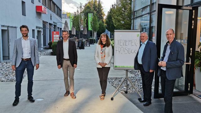 Unternehmerfrühstück in Innsbruck: Stefan Wanner (WK-Bezirksstellenleiter Innsbruck), Bürgermeister Georg Willi, Michaela Güttler (WK-Förderservice), Bezirksobmann Karl Ischia und Bernhard Vettorazzi (GF Stadtmarketing) (v.l.). | Foto: WK Tirol