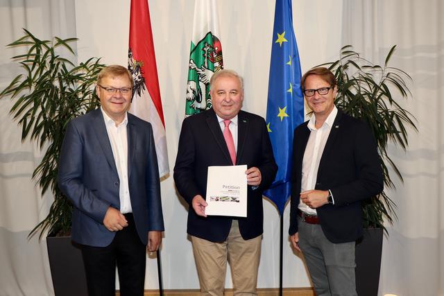 Die Bgm. Marcus Martschitsch und Josef Hauptmann übergaben die Petition für eine direkte Bahnverbindung Hartberg-Gleisdorf-Graz an Landeshauptmann Hermann Schützenhöfer.
