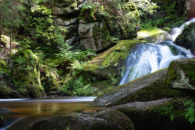 Das Gewinnerfoto: der Lohnbachfall in Arbesbach im Waldviertel hat die Facebook-Community so überzeugt, dass sich Peter Grün nun über seine Genussgutscheine freuen darf!