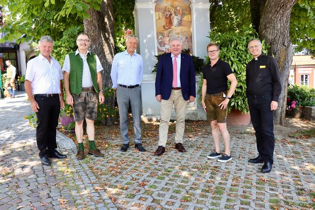 Landeshauptmann Hermann Schützenhöfer im Kreis der Organisatoren und einiger Ehrengäste des Altbürgermeistertreffens.
