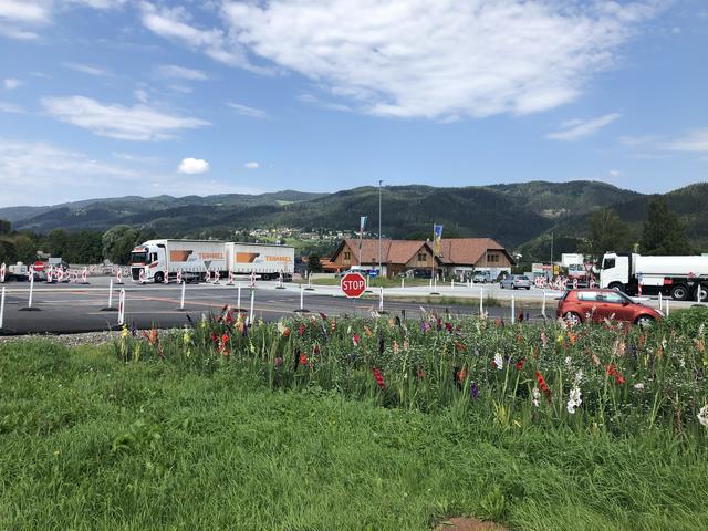 Bis Ende August wird am Kreisverkehr in Mitterdorf noch gearbeitet.