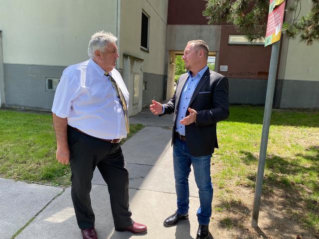 Bezirksvorsteher Paul Stadler und Landtagsabgeordneter Michael Niegl beim Lokalaugenschein.