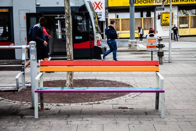 Die Regenbogenbank ist "umgezogen".