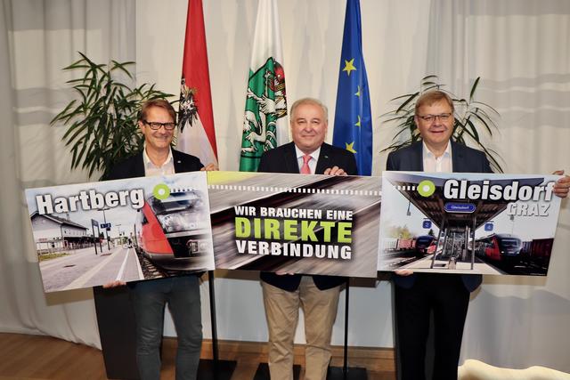 Die Bgm. Marcus Martschitsch und Josef Hauptmann übergaben die Petition für eine direkte Bahnverbindung Hartberg-Gleisdorf-Graz an Landeshauptmann Hermann Schützenhöfer.