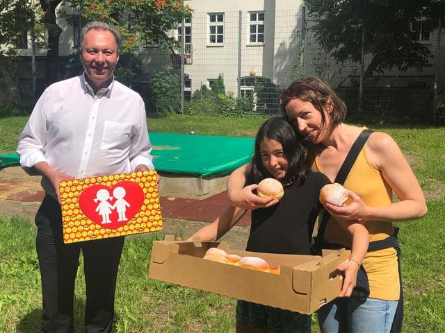 Elena kann wieder auf dem Spielplatz spielen.