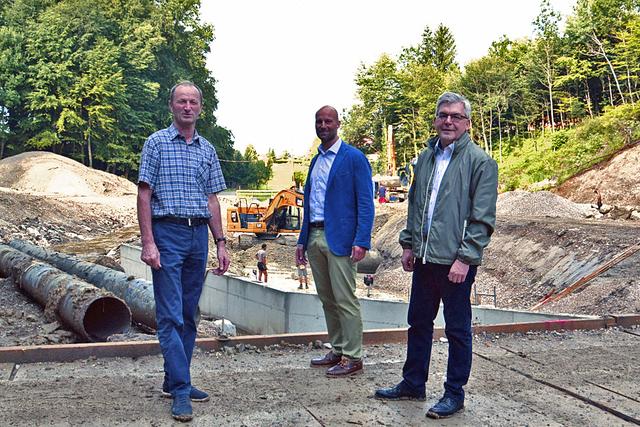 In St. Georgen entsteht derzeit ein Rückhaltebecken, dass bei Extremwetterlagen die Wassermassen vom Ort fern hält. Im Bild (v.l.) Franz Gangl, (Bürgermeister St. Georgen), Domink Rosner (Leiter Abteilung Wasser) und   | Foto: Land Salzburg/Martin 