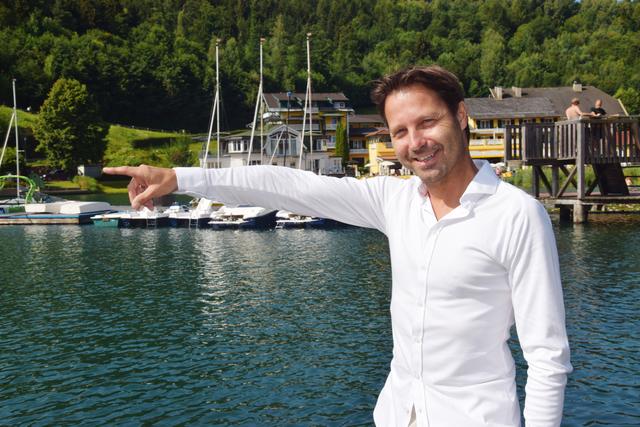 „Hierhin führt der Weg“, zeigt Neos-Landessprecher Markus Unterdorfer-Morgenstern. Er möchte 2023 mit den Neos in den Landtag einziehen. | Foto: Kowal