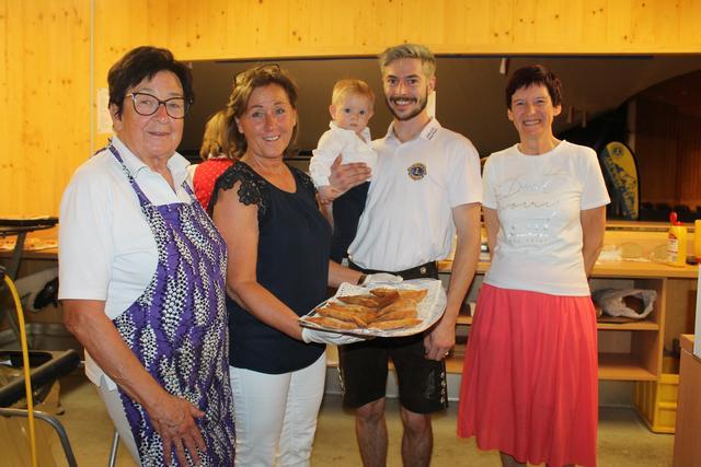 Der kleinste Lionsclub-Anwärter Louarn war mit Papa Laurin sowie den Helferinnen Hanni, Helene und Gerdi dabei.
