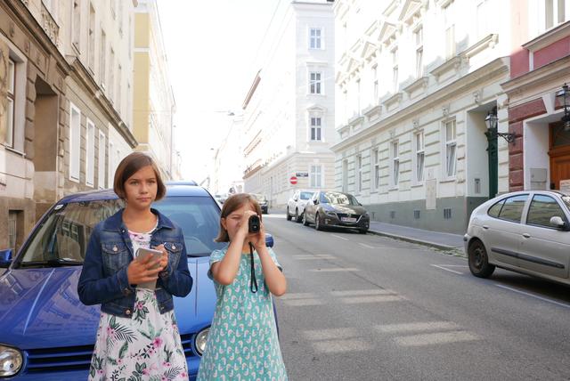Preisgekröntes Projekt: Maria Schinwald (l.) und ihre Schwester Eva kontrollieren die Geschwindigkeit auf Währings Straßen. | Foto: Markus Müller