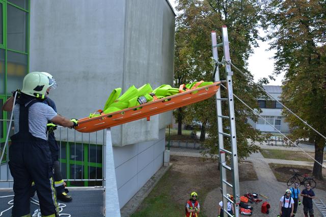 Übungsannahme: Rettung aus großer Höhe.  | Foto: FF Frauenkirchen