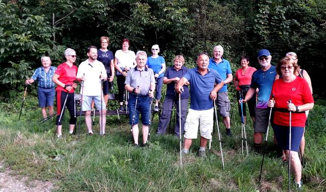 Die Pensionistenverband-Ortsgruppe Kronstorf-Hargelsberg beim Nordic-Walking in Kronstorf.