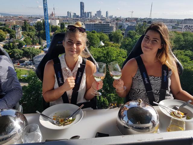 Ein wenig schwindelfrei sollten Gäste schon sein, wenn sie auf der Plattform in 50 Metern Höhe ein viergängiges Gourmet-Menü mit einem einmaligen Panorama aus der Vogelperspektive genießen.