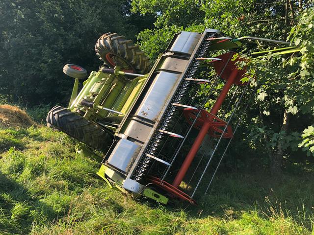 Ein Mähdrescher ist auf einem Feld bei Drescharbeiten umgestürzt, der Lenker konnte sich aber selbstständig befreien und kam mit leichten Verletzungen davon. | Foto: Foto: FF Neustift
