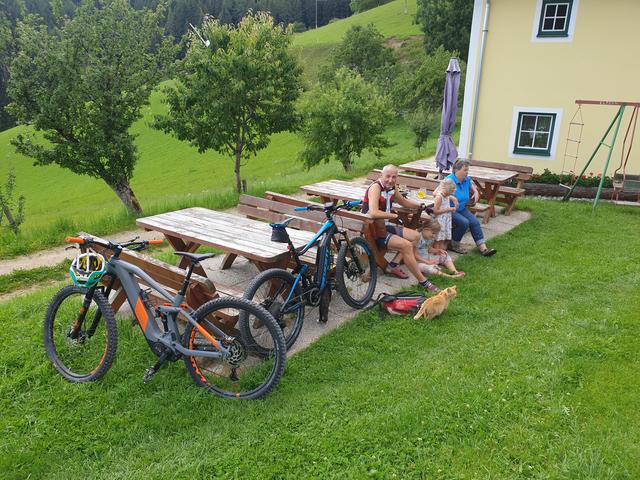 Beim Zeller lässt es sich wunderbar rasten. Das weiß auch Alois Pintarelli, der die Kindberger Mountainbikestrecken allesamt geplant hat.