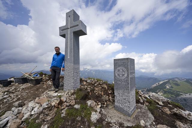 Es ist vollbracht: Raimund Walser mit dem steinernen Gipfelkreuz auf der Seekarlspitze hoch über dem Achensee.