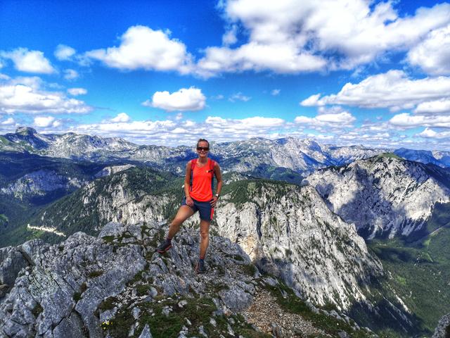 So schön ist es bei uns in der Steiermark! Letztes Wochenende waren wir unterwegs auf den Hochturm. Das Foto mit der gewaltigen Aussicht entstand in der Nähe vom Edelweißboden. Dort hat man übrigens auch einen tollen Blick auf den grünen See 💞