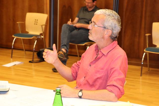 GR Manfred Jenewein (SPÖ) sparte nicht mit Kritik an den Zahlen und an der Transparenz. | Foto: Othmar Kolp