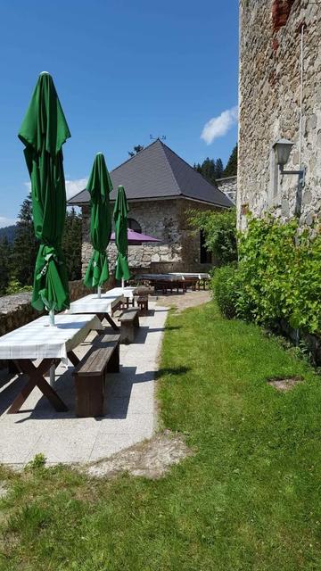 Die Terrasse der Burgruine wurde verschönert.