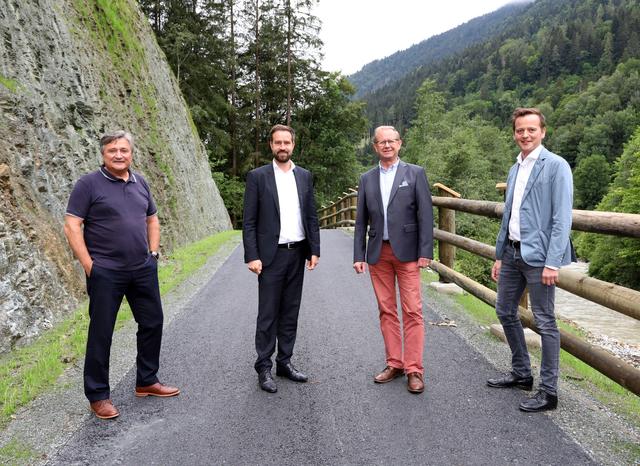 Der Lückenschluss beim Radweg bringt mehr Sicherheit für Radfahrer. Darüber freuen sich Franz Eder (Bgm. Maishofen), LR Stefan Schnöll , Reinhard Breitfuss (Bgm. Viehhofen) und Alois Hasenauer (Bgm. Saalbach-Hinterglemm).