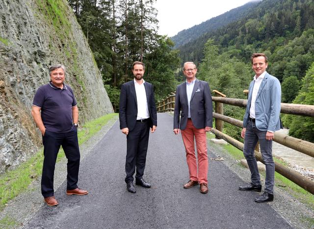 Der Lückenschluss beim Radweg bringt mehr Sicherheit für Radfahrer. Darüber freuen sich Franz Eder (Bgm. Maishofen), LR Stefan Schnöll , Reinhard Breitfuss (Bgm. Viehhofen) und Alois Hasenauer (Bgm. Saalbach-Hinterglemm). | Foto: LMZ/Neumayr