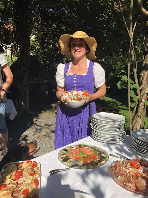 Gerda Stocker lädt zum Grillen. | Foto: Simhofer