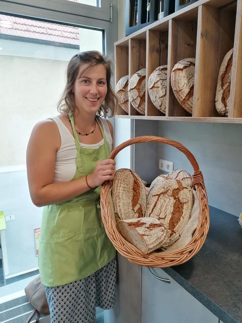 Irina Hofbauer mit ihrem prämierten Bauernbrot.