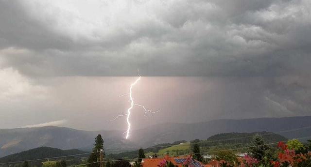 Es gibt eine großflächige Wetter-Warnung: In weiten Teilen Österreich muss man heute Dienstag mit heftigen Gewittern rechnen.  | Foto: Manuel Gosch