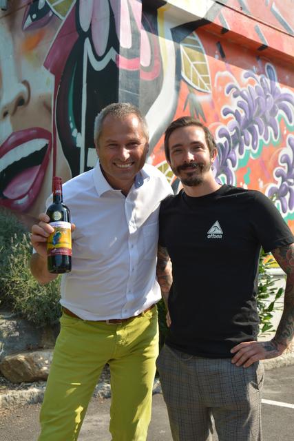 Stolz auf das gemeinsame Projekt: Künstler und Tatoo-Artist Michael Potzinger (rechts) mit Hoteldirektor Hannes Wagner.
