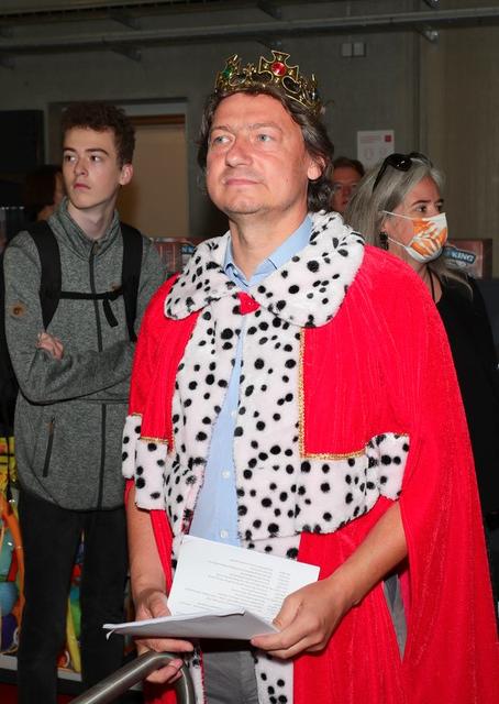 Direktor des "Königreichs der Eisenbahnen", Filip Simek, verkleidete sich bei der offiziellen Eröffnung standesgemäß als König.  
 | Foto: Hannes Hochmuth