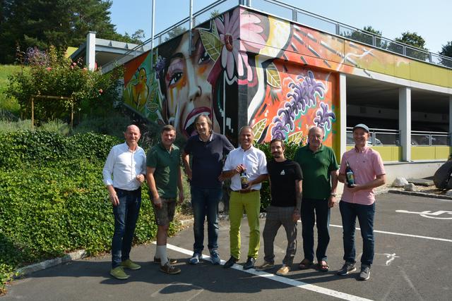 Startschuss zum neuen Projekt zum Erhalt der Artenvielfalt im Naturpark Raabauen: Hans Gollowitsch, Mario Gruber, Oscar Tiefenbach, Direktor Hannes Wagner, Künstler Michael Potzinger, Martin Neubauer, Hans Koller vor der neu gestalteten Parkgarage im Thermenhotel "Vier Jahreszeiten".