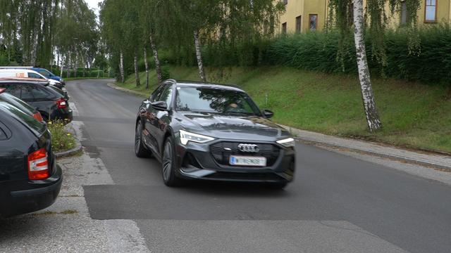Audi e-tron: Endlich ein Elektroauto für Erwachsene, die gerne auch einmal Spaß haben.