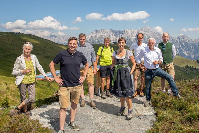 Bei der feierlichen Eröffnung am Asitz: Tonspur-Intendantin Anni Haitzmann, Kornel Grundner (Geschäftsführer der Leoganger Bergbahnen), Leogangs Bürgermeister Josef Grießner, Pfarrer Franz Auer, Landesrätin Maria Hutter, Georg Brandtner (Betriebsdirektor/Prokurist Leoganger Bergbahnen), Sebastian Madreiter (Geschäftsführer der Leoganger Bergbahnen) und Hannes Schernthaner (Bürgermeister der Gemeinde Fusch und Landesabgeordneter).