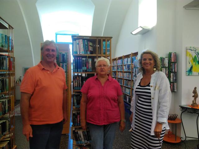 Wolfsthals Bürgermeister Gerhard Schödinger (li.) und Hainburgs Vizebürgermeisterin Silvia Zeisel (re.) besuchen Bibliotheksleiterin Renate Glaw in der Hainburger Haydn-Bibliothek.